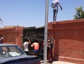 بالصور.. طلاب ثانوية بالأقصر يتسلقون سور المدرسة لطمأنة أولياء أمورهم