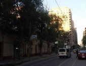 أعمدة إنارة مضاءة نهارًا بشارع محرم بيك فى الإسكندرية