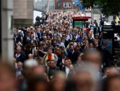 بالصور.. بريطانيون يضعون أكاليل من الزهور على ضحايا جسر لندن بعد إعادة فتحه