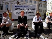 بالصور.. تظاهرات بالمرحاض فى التشيك ضد انسحاب ترامب من اتفاقية المناخ
