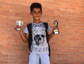 ابن رونالدو يُتوج بأول بطولة فى حياته ولقب الهداف.. والدون يحتفل به