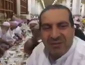 بالفيديو.. عمرو خالد ينشر لحظة تناول الإفطار فى المسجد النبوى