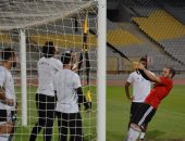 بالصور.. المنتخب يؤدى مرانه بمشاركة لاعبى الأهلى 