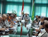 محافظ القليوبية يبحث مع رؤساء المدن الاستفادة من أراضى الدولة المستردة