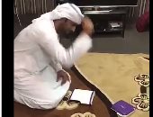 مواطن إماراتى يقوم بتكسير جهاز "بى إن سبورت" بعد قطع العلاقات مع قطر