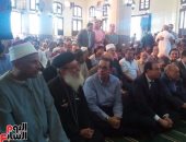 بالصور.. راعى كنيسة دكرنس يشارك المحافظ والأهالى فى افتتاح مسجد بالدقهلية