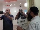 نشطاء من اليمين الإسرائيلى يحتجون ضد دعم قطر لإيران أمام مكتب الجزيرة بالقدس