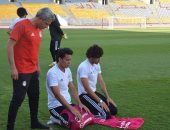 الغزال والننى يؤديان صلاة العصر قبل مران المنتخب
