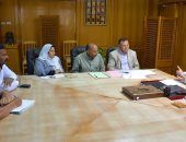 محافظ الإسماعيلية يستعرض "تقنيين أوضاع واضعى اليد" بمشاركة الشباب