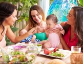 الأم متعددة الصداقات لها علاقات أوثق مع طفلاتها المراهقات