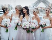 مافيش قاعدة.. عروسة استرالية لبست فستان فرح "بينك" ولبست صحباتها الأبيض