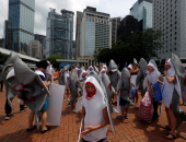بالصور.. مظاهرات فى هونج كونج ضد تقديم "شوربة" زعانف أسماك القرش بالمطاعم