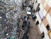 بالصور.. قارئ يشكو تحول شارع بالإسكندرية لمقلب وإعادة تدوير القمامة 