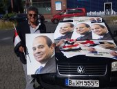 بالفيديو والصور.. لحظة استقبال المصريين بألمانيا للسيسى على أنغام "تسلم الأيادى"