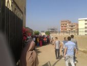 بالصور.. بدء توافد طلاب الثانوية على لجان امتحانات الفيزياء والتاريخ بالشرقية