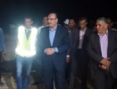 بالصور ..محافظ بنى سويف يتابع أعمال صب قواعد الخرسانة بمحور عدلى منصور 