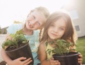 كيف تعلم الأطفال رعاية النباتات المنزلية وتشجعهم على العناية بها؟