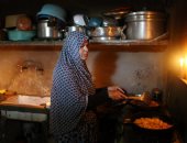 بالصور.. فلسطينيون يتناولون الإفطار على ضوء الشموع بقطاع غزة