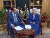 أستاذة بجامعة المنصورة تحصل على درجة ضابط عظيم في الحكومة الفرنسية