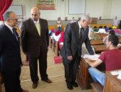 بالصور.. رئيس جامعة المنيا يتفقد امتحانات "طب بيطرى" بالجامعة الجديدة