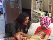 بالصور دينا الشربينى تلعب مع أطفال مستشفى السرطان
