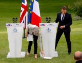 بالصور.. تطاير أوراق تيريزا ماى خلال لقائها مع الرئيس الفرنسى فى باريس