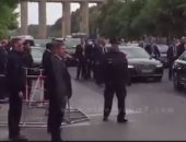 بالفيديو.. الرئيس السيسى يوقف موكبه بألمانيا لمصافحة الجالية المصرية