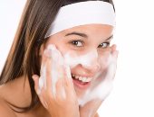 فى 3 خطوات.. إعملى منظف طبيعى لتنظيف البشرة فى البيت