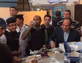 بالفيديو جرافيك.. الرئيس السيسى يتناول الإفطار مع أفراد كمين بالقاهرة الجديدة