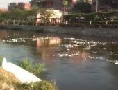 بالصور.. المخلفات تنتشر فى بحر مويس بمنيا القمح والأهالى يستغيثون