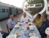 رئيس هيئة السكة الحديد يفاجئ العاملين بورش بورسعيد ويشاركهم الإفطار