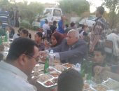 بالصور.. محافظ الوادى الجديد يشارك الأطفال الأيتام حفل إفطارهم السنوى