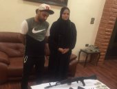 سقوط ربة منزل وعاطل بحوزتهما بندقية آلية وفرد خرطوش وكيلو من مخدر الفودو