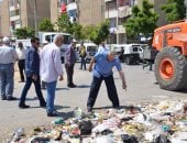 بالصور .. السكرتير العام للإسماعيلية ينفذ حملة نظافة و تجميل بالمستقبل 