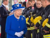 بالصور.. الملكة إليزابيث تقابل رجال إطفاء تصدوا لحريق برج سكنى فى لندن