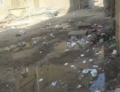 طفح مياه المجارى والقمامة تحاصران سكان عمارات التموين فى المنشية بالقليوبية