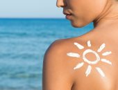 هل يمكنك تطبيق المكياج على بشرتك أثناء حمام الشمس؟