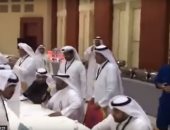بالفيديو.. "خناقة" بين وفدى قطر والسعودية بمؤتمر بالكويت بسبب "عيال موزة"