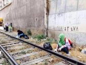 بالصور.. طلاب ماليزيون ينظفون محطة الترام بالإسكندرية