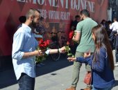 بالصور.. مسلمون يوزعون الورود على المواطنين فى الدنمارك للتعريف بالإسلام
