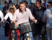 بالصور.. رئيس فرنسا وزوجته يستقلا دراجاتهما قرب منزلهما بمدينة "لو توكيه"      