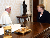 بابا الفاتيكان يدعو "ميركل" لمواصلة الضغط بشأن التعاون الدولي