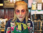 بالفيديو والصور.. ليدى جاجا تقدم المشروبات فى لوس أنجلوس لنيل التبرعات