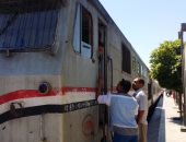بالفيديو.. توقف حركة القطارات فى سوهاج بسبب تعطل جرار بمحطة سكة حديد طما