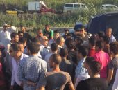 بالصور.. أهالى "الشعيرة" بالبحيرة يقطعون الطريق الدولى بسبب انقطاع المياه