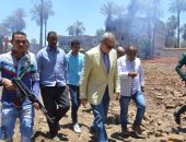 محافظ قنا يقود حملة لإزالة التعديات على الأرضى الزراعية بقرية الحجيرات