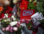 بالصور.. أهالى ضحايا حريق برج لندن يضعون أكاليل الزهور لتأبين ذويهم