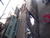 بالفيديو والصور .. انهيار أجزاء من عقار قديم بشارع شميس بالسويس