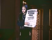 شاهد مادونا تقدم حلقة من برنامج "Saturday Night Live" عام 1985