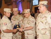 وزير الدفاع يلتقى مقاتلى الدفاع الجوى وأعضاء هيئة تدريس الكليات العسكرية